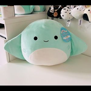 Maggie the stingray 12" bnwt Squishmallow